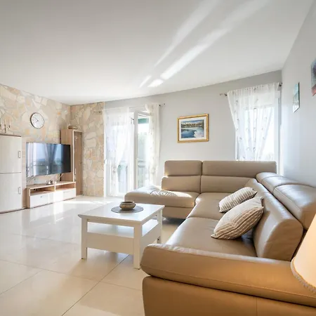 Ljubica Bed & Breakfast 4*